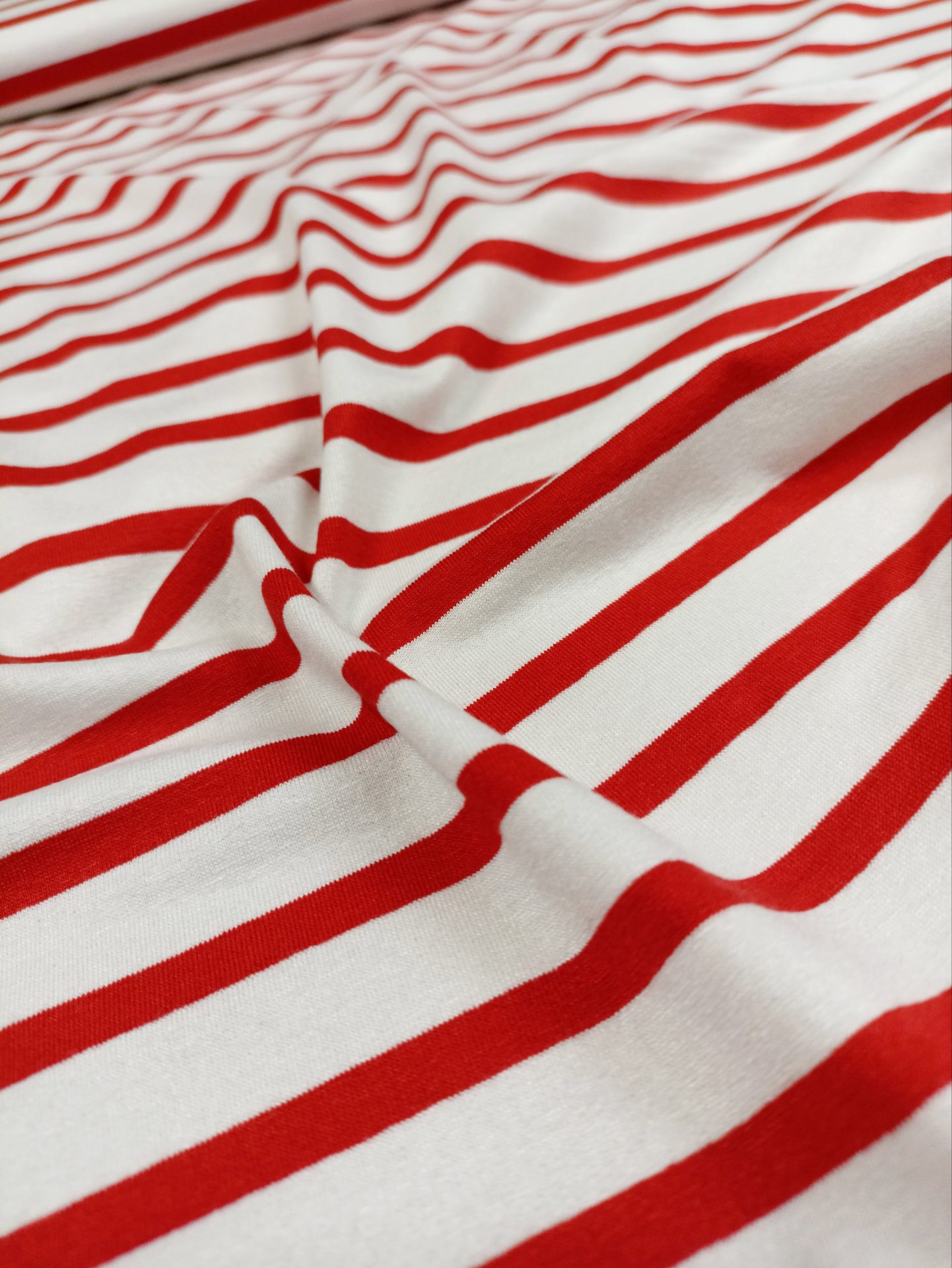 Coupon De Tissu JERSEY VISCOSE ELASTHANNE - Rayures Rouge Et Blanc - 3 Pièces (1.4m X 0.5m)